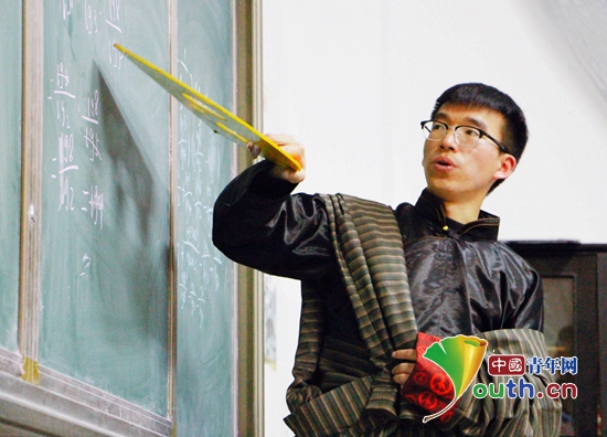 西南交通大学第十八届研究生支教团队长沈彬彬在课堂上。沈彬彬 供图