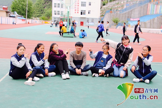 图为西南交通大学第十八届研究生支教团队长沈彬彬与教学班学生合影。沈彬彬 供图