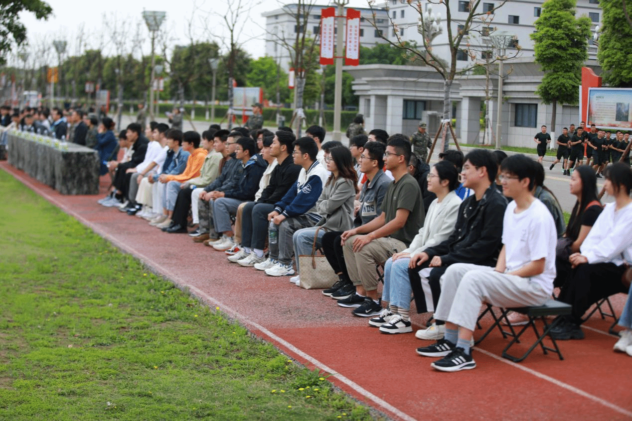 西南交大师生走进军营厚植爱国情怀