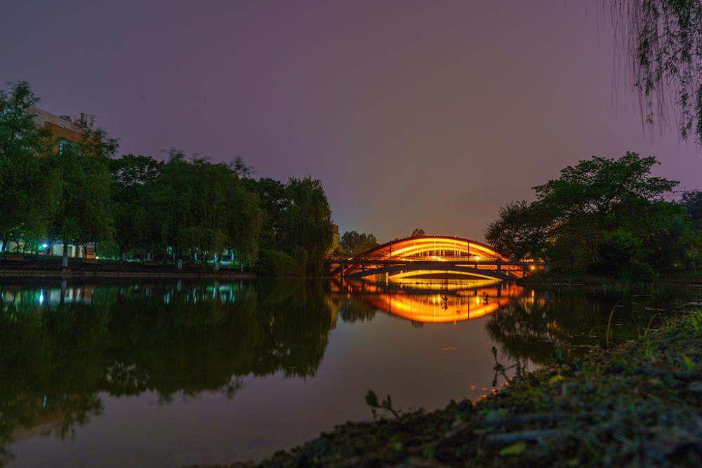 摄影作品5-水中央-校园风采-建筑与设计学院-汪涵2016113713.jpg