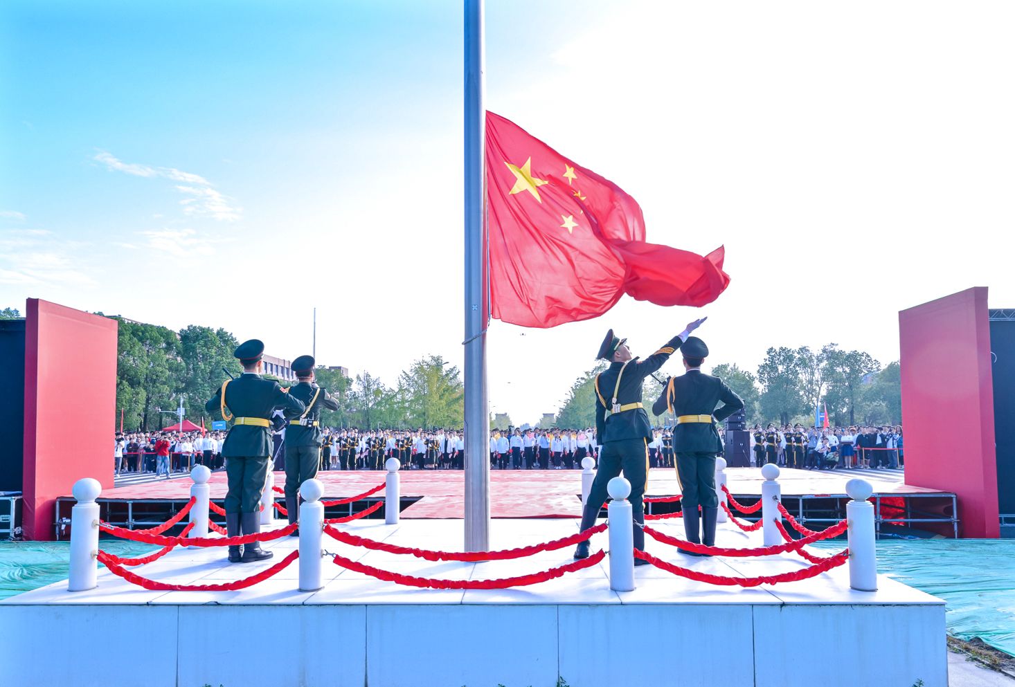 西南交通大学举行庆祝中华人民共和国成立75周年升国旗仪式