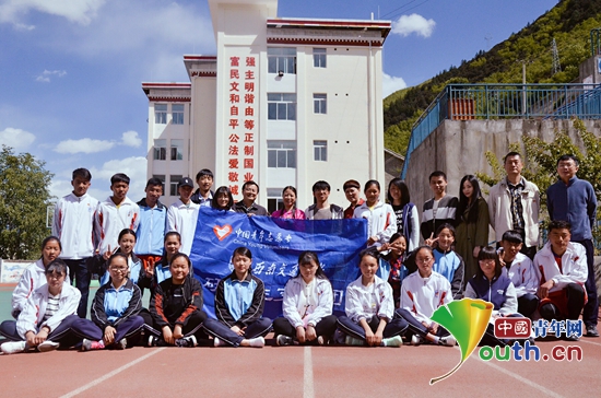 西南交通大学第十八届研支团队长沈彬彬与获得数学学科奖学金的学生合影。沈彬彬 供图