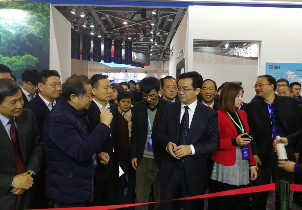 1.浙江省副省长高兴夫驻足展位.jpg 1.浙江省副省长高兴夫驻足展位.jpg