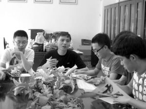 家访是中小学校老师调查学生情况、和家长建立联系的重要手段。但你见过大学老师也家访吗？2016年度“岗位学雷锋敬业标兵”、曾任大学生辅导员、现任西南交通大学纪委办公室综合科科长的杨育鸿，就是一位做过家访的大学老师。