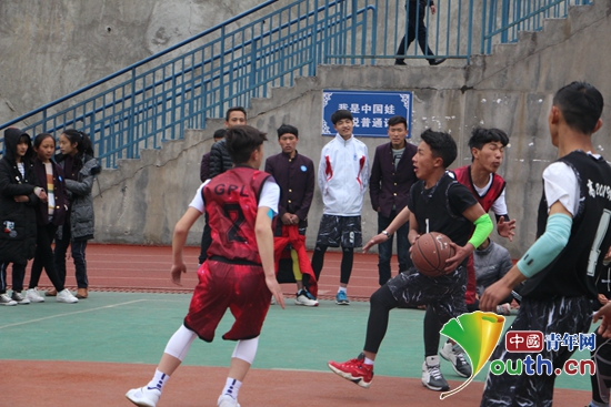 马尔康市中学举办春季篮球赛。图为激烈地比赛现场。沈彬彬 供图