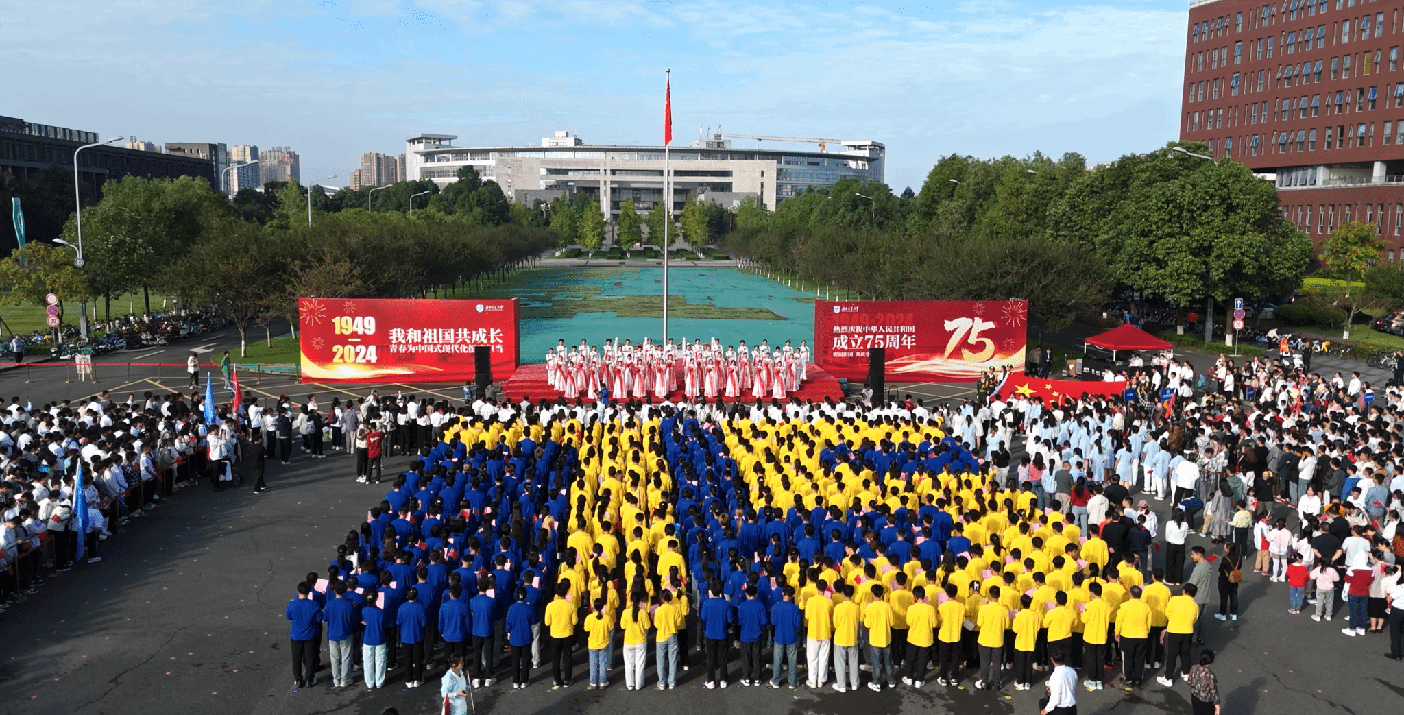 西南交通大学举行庆祝中华人民共和国成立75周年升国旗仪式